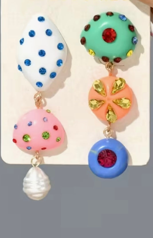 $12.990 Aretes Statement Multicolor con Cristales – Estilo Verano | Áurea Tienda