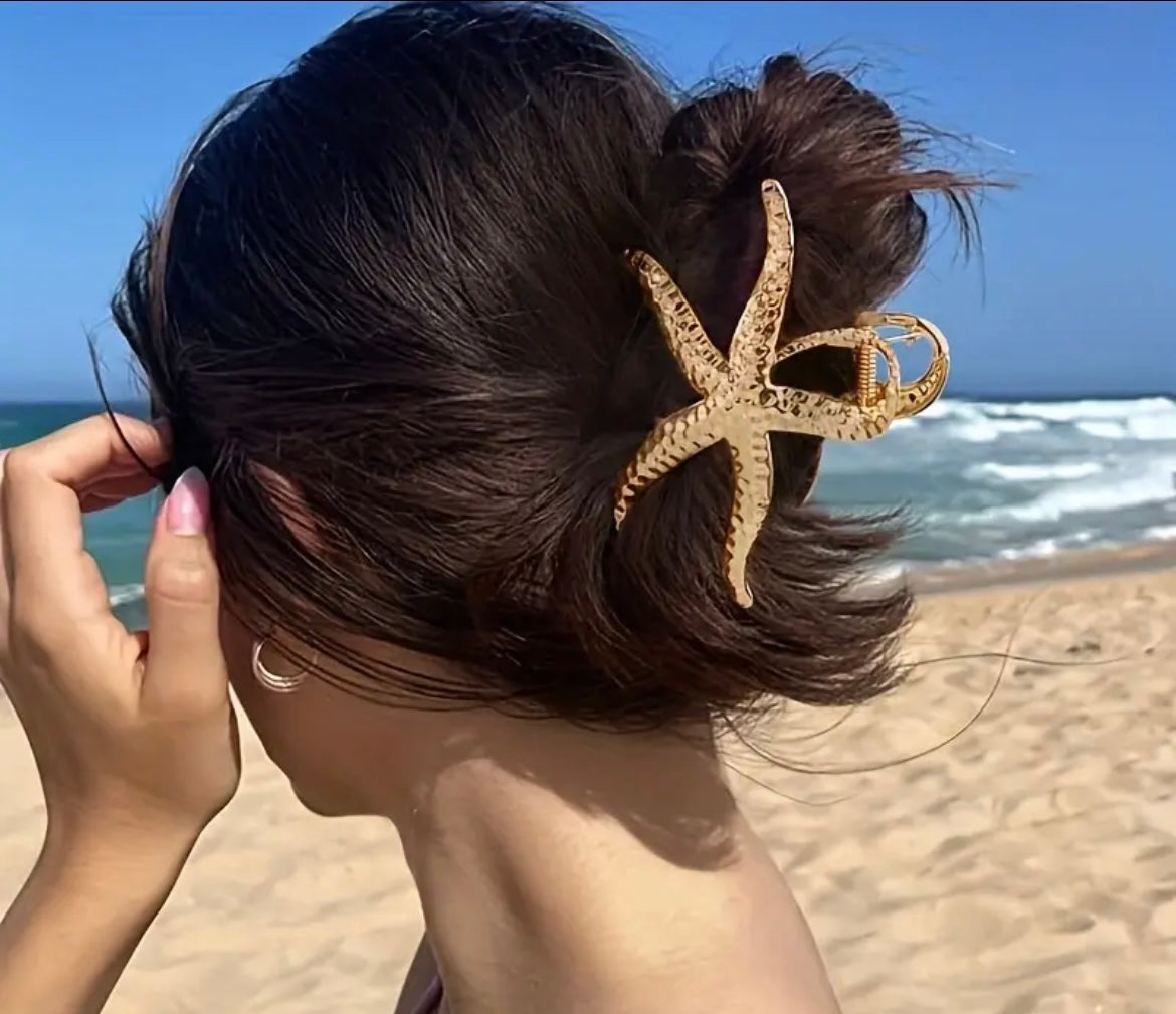 $9.990 Pinza de Pelo Estrella de Mar Dorada o Plateada 🌊 ⭐️ – Summer Collection