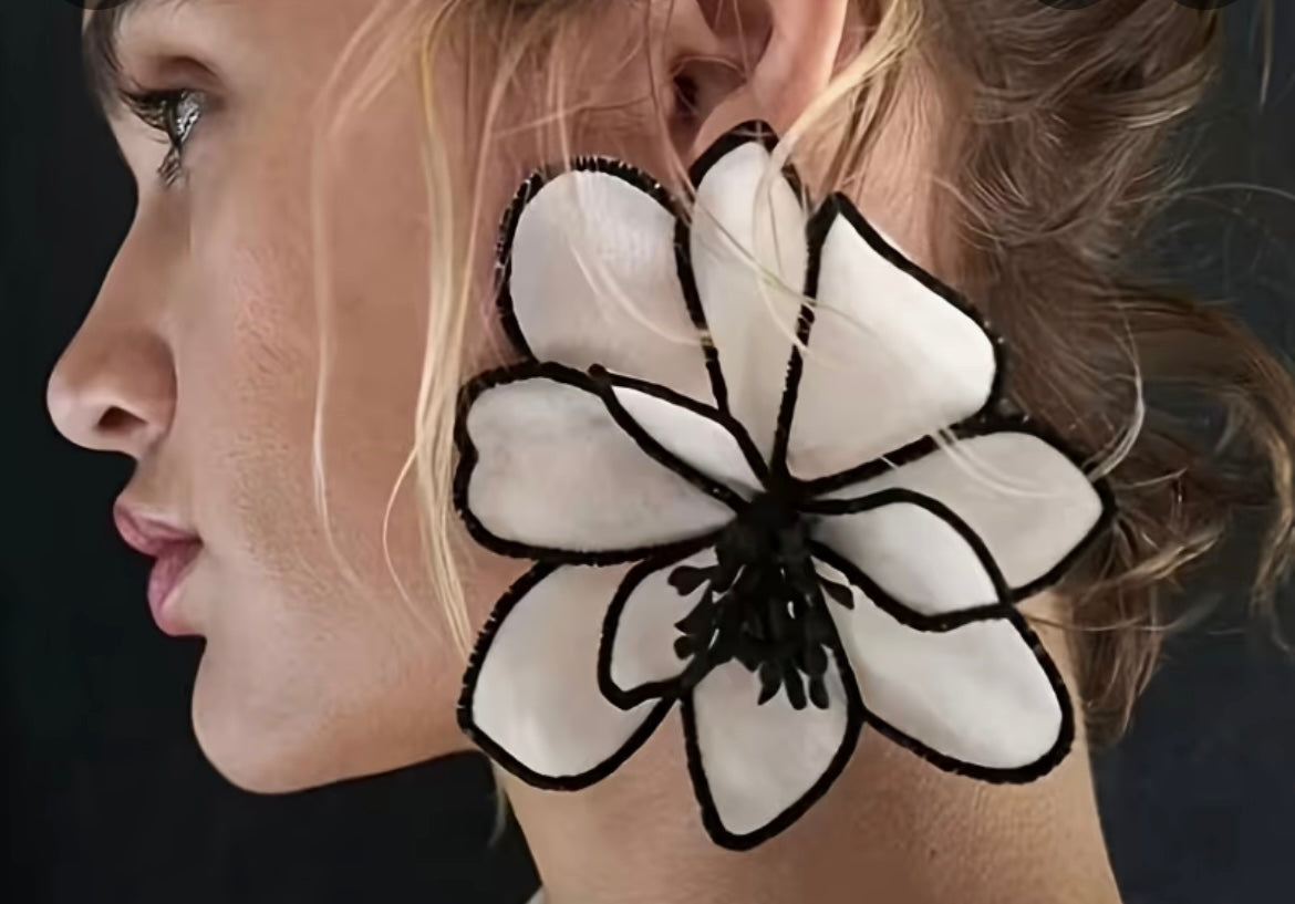 $12.990 🌼 Aros Magnolia Blanca – Edición Primavera