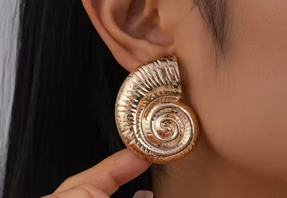 $13.990 Aros Caracola Dorada 💫 – Edición Marina Áurea