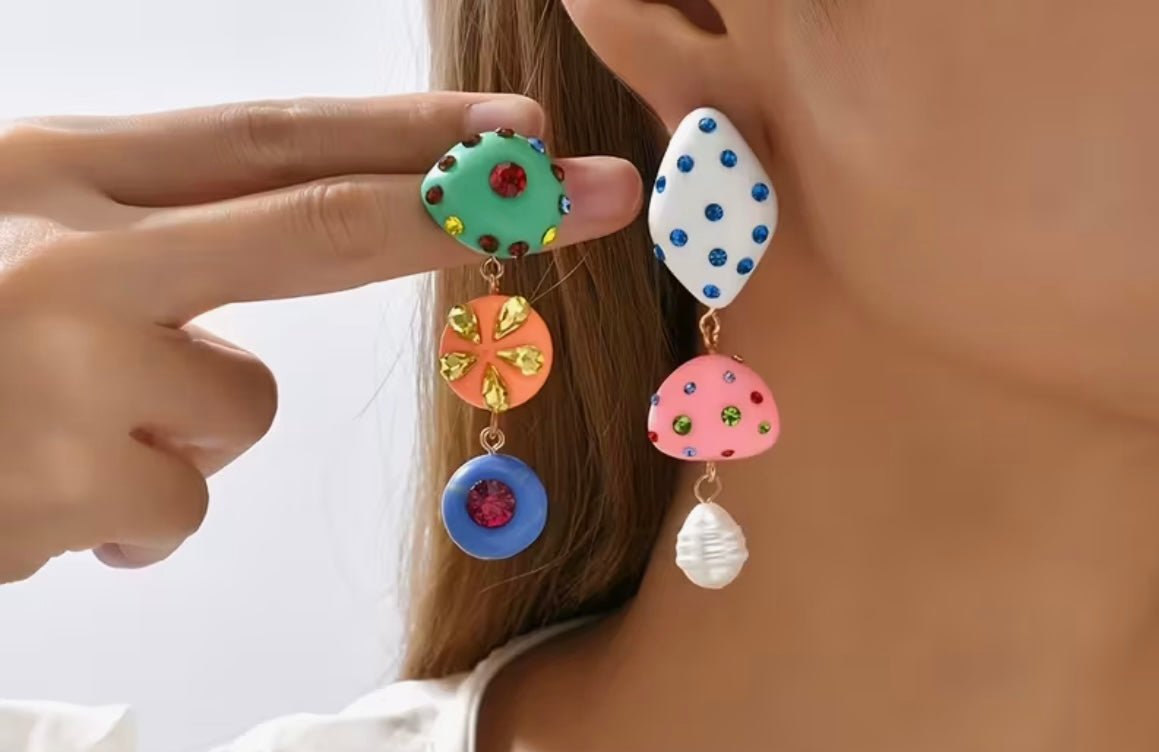 $12.990 Aretes Statement Multicolor con Cristales – Estilo Verano | Áurea Tienda