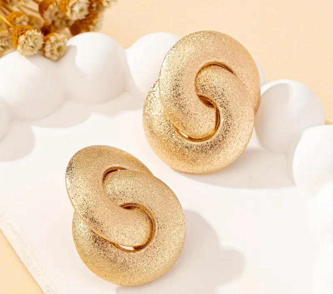 $12.990.                                         Aros  ♾️ Doble Enlace Dorado – Áurea Tienda