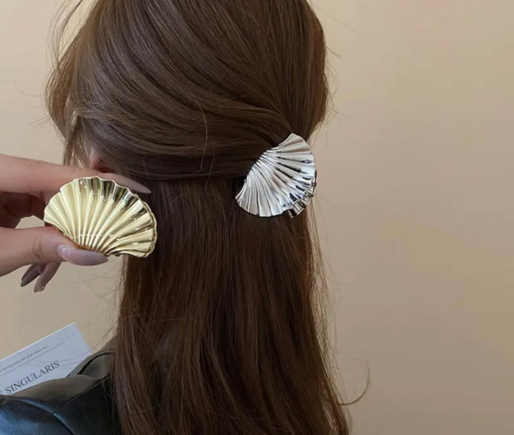 $9.990 Set de 2 Pinzas de pelo con diseño de concha marina – Elegancia atemporal y veraniega