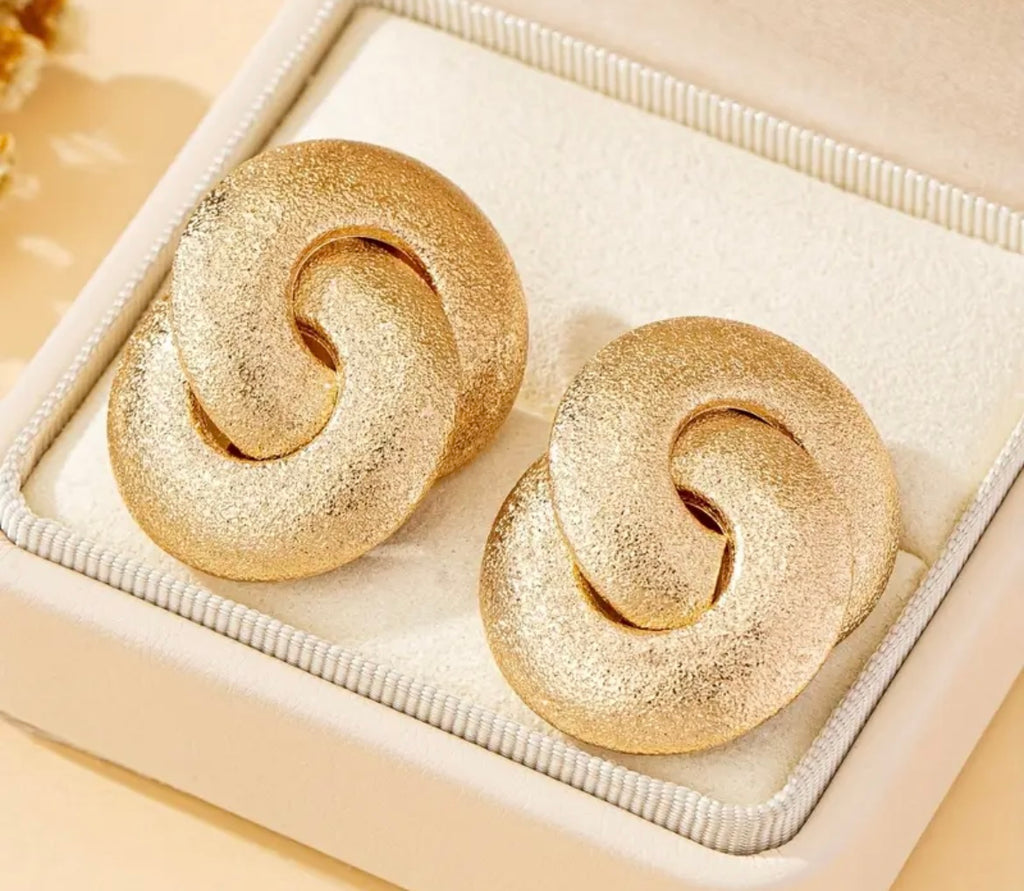 $12.990.                                         Aros  ♾️ Doble Enlace Dorado – Áurea Tienda