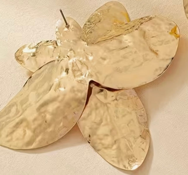 $13.990.  🌿 Aros Flor Metalizada