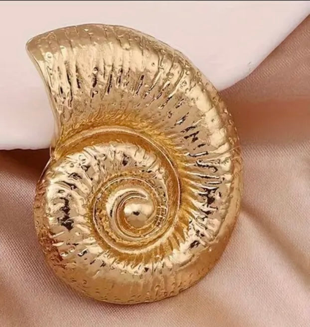 $13.990 Aros Caracola Dorada 💫 – Edición Marina Áurea