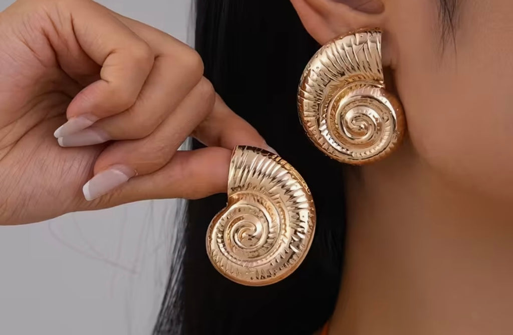 $13.990 Aros Caracola Dorada 💫 – Edición Marina Áurea