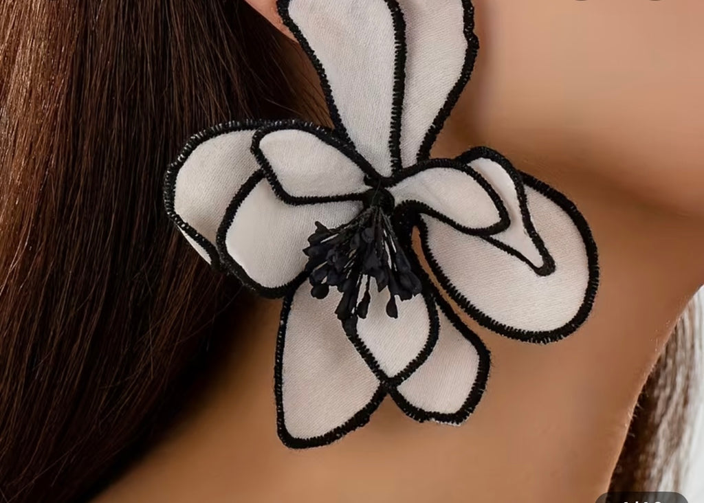 $12.990 🌼 Aros Magnolia Blanca – Edición Primavera