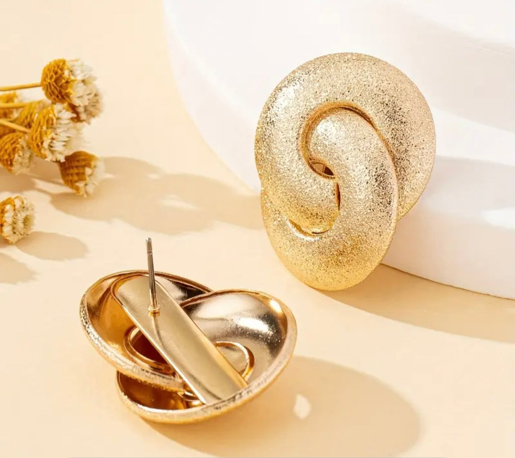 $12.990.                                         Aros  ♾️ Doble Enlace Dorado – Áurea Tienda