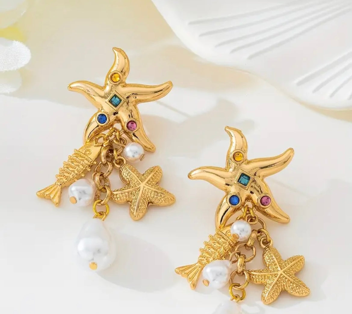 $9.990 💫 Aros “Oro del Mar” – Elegancia Marina con Toque de Color