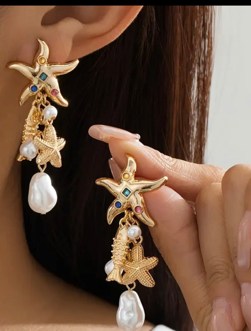 $9.990 💫 Aros “Oro del Mar” – Elegancia Marina con Toque de Color