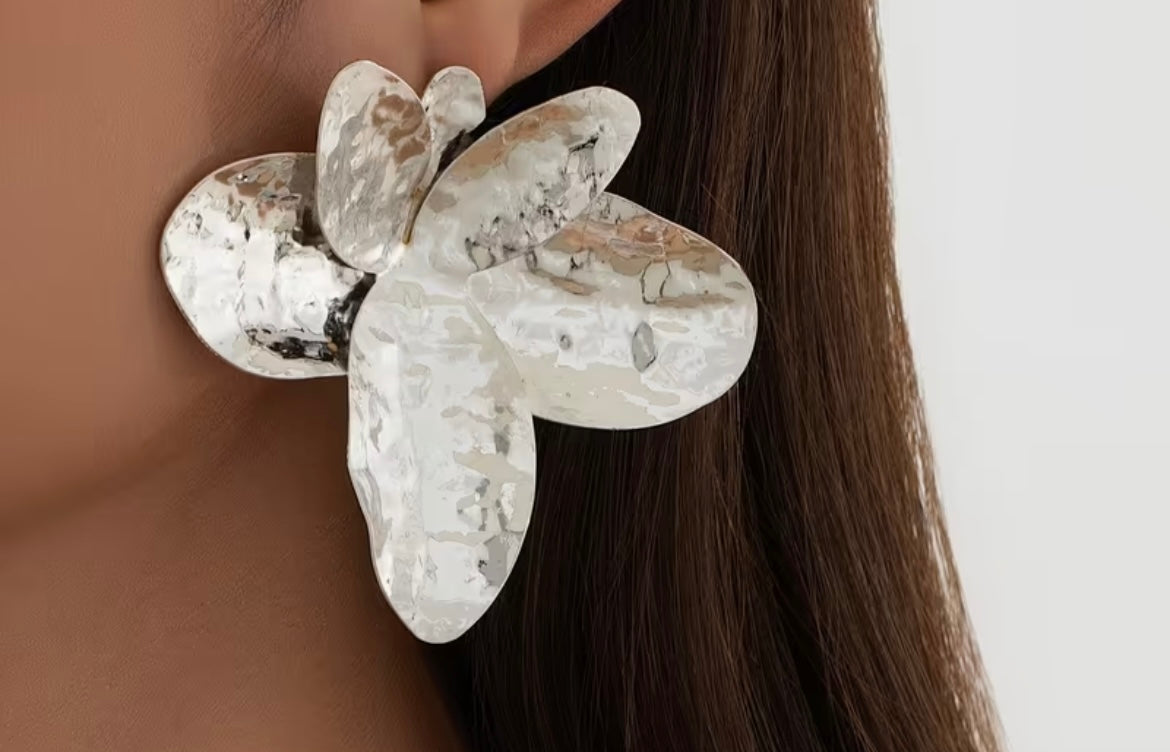 $13.990.  🌿 Aros Flor Metalizada