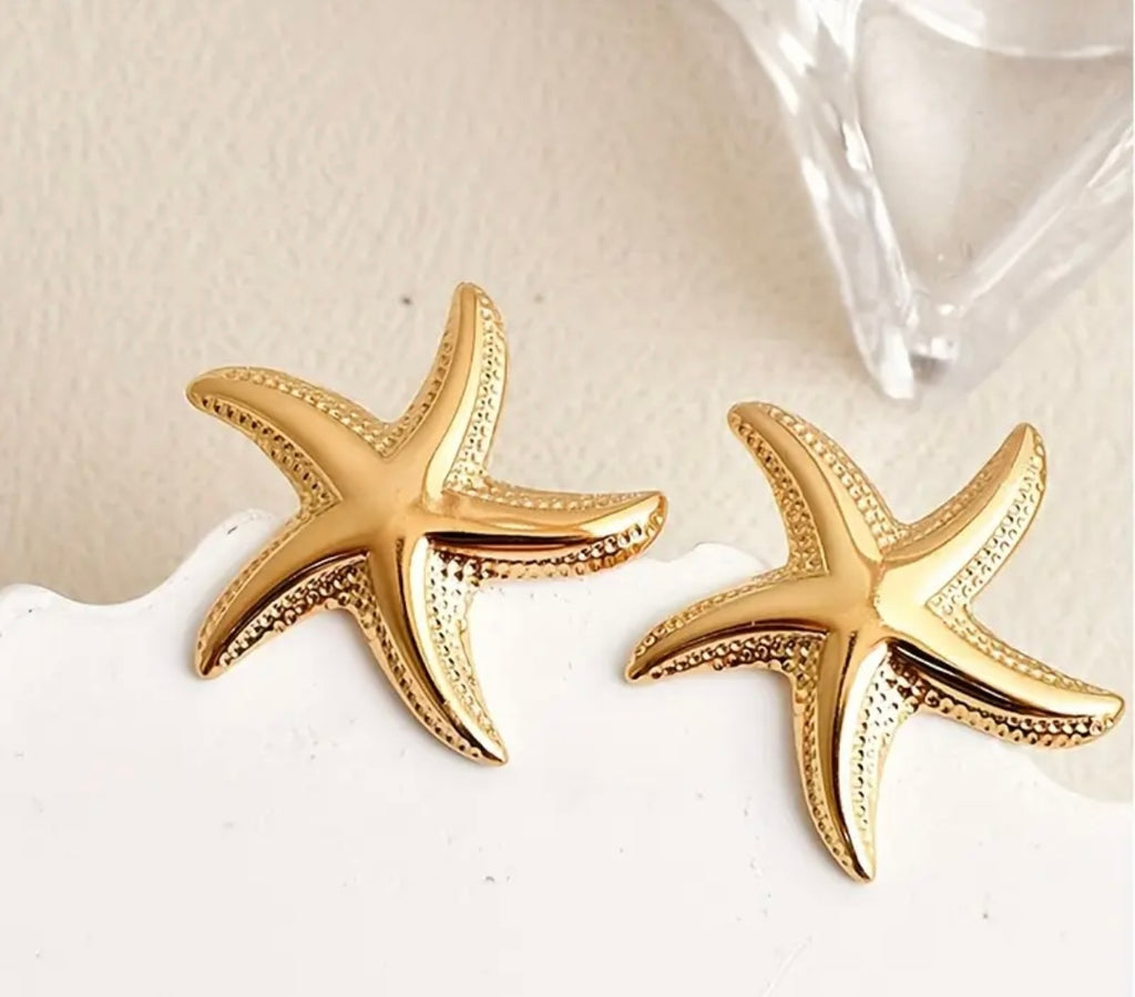 $12.990.                              Aros Estrella de Mar Dorados – Colección Brisa Marina Áurea