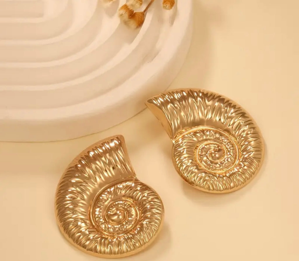 $13.990 Aros Caracola Dorada 💫 – Edición Marina Áurea
