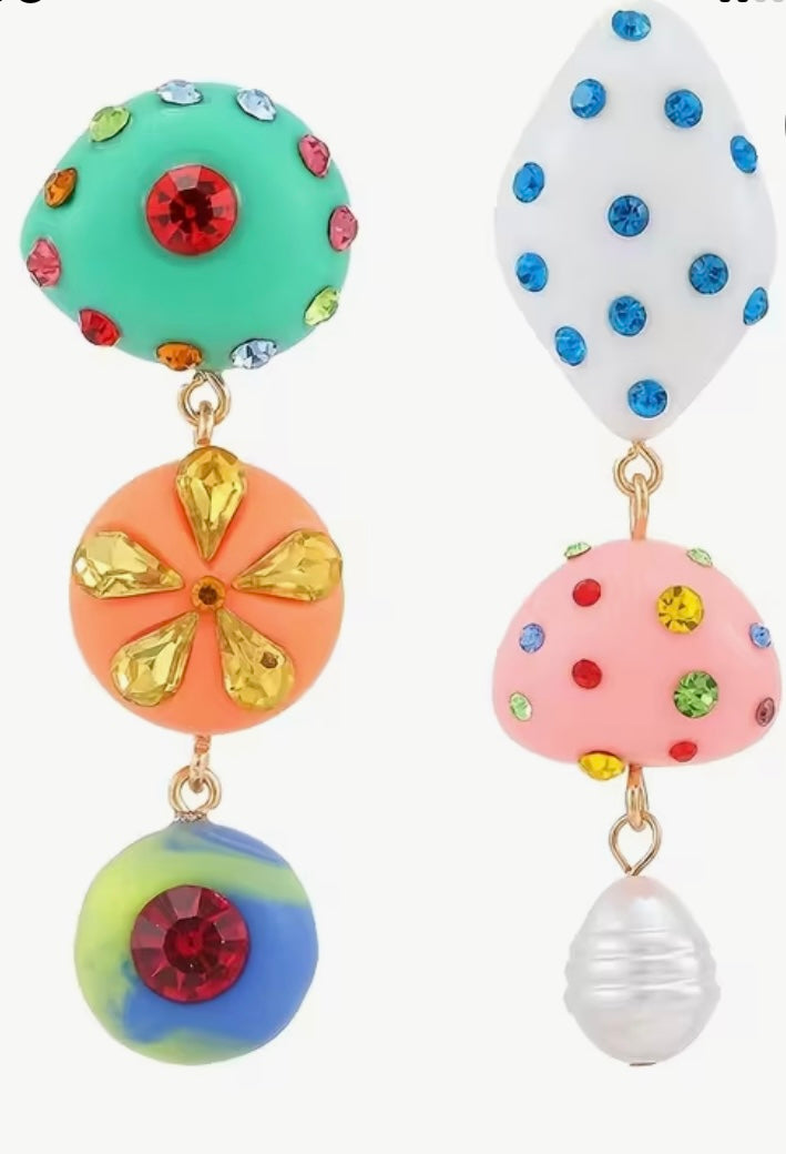 $12.990 Aretes Statement Multicolor con Cristales – Estilo Verano | Áurea Tienda