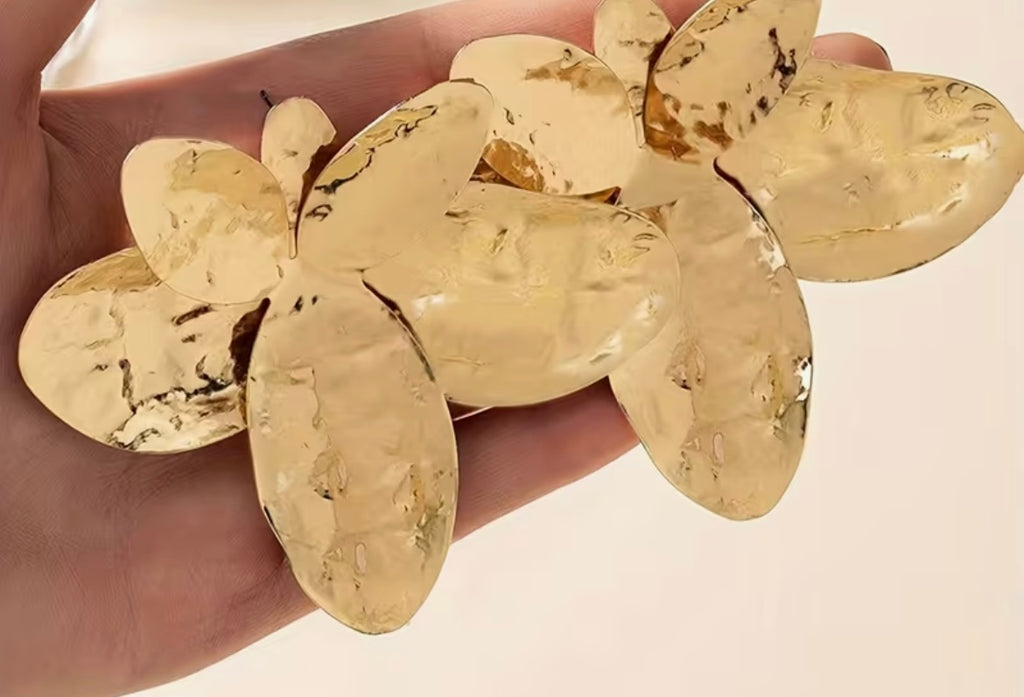 $13.990.  🌿 Aros Flor Metalizada