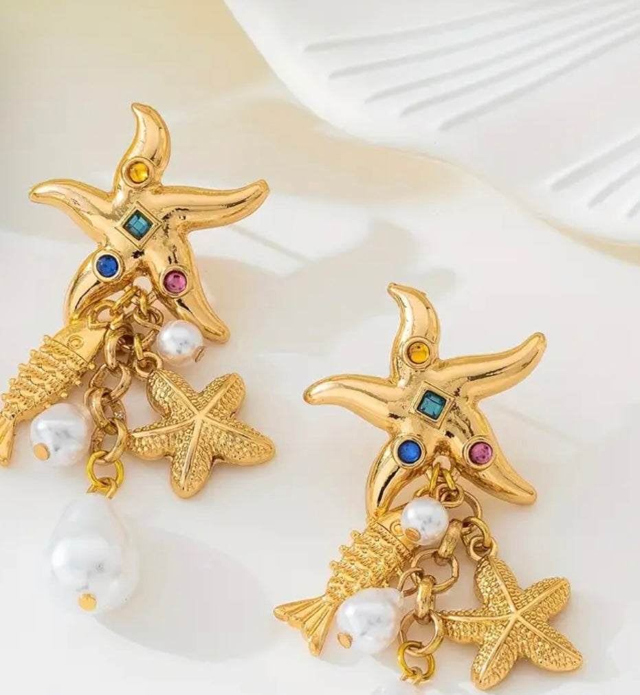 $9.990 💫 Aros “Oro del Mar” – Elegancia Marina con Toque de Color